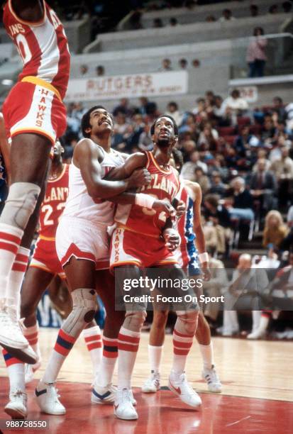 Dan Roundfield of the Atlanta Hawks in action against the New Jersey Nets during an NBA basketball game circa 1979 at the Rutgers Athletic Center in...