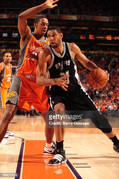 Tim Duncan of the San Antonio Spurs is guarded by Channing Frye of the Phoenix Suns in Game Two of the Western Conference Semifinals during the 2010...