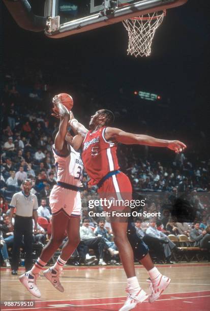 Danny Manning of the Los Angeles Clippers battles for a rebound with Bernard King of the Washington Bullets during an NBA basketball game circa 1990...