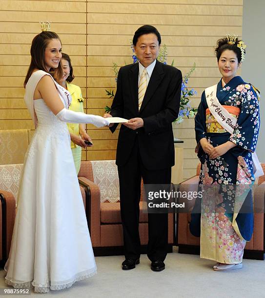 Japanese Prime Minister Yukio Hatoyama recieves a letter from U.S. President Barack Obama, which was handed by U.S. Cherry Blossom Queen Margot...