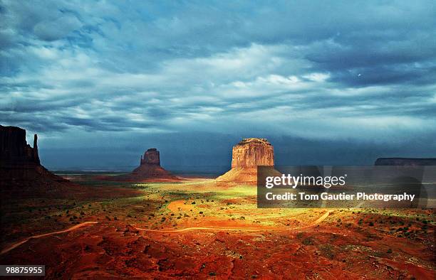 monument valley break in the storm - wonderlust2015 stock pictures, royalty-free photos & images