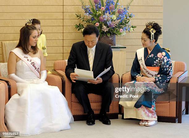 Japanese Prime Minister Yukio Hatoyama reads a letter from U.S. President Barack Obama, which was handed by U.S. Cherry Blossom Queen Margot...