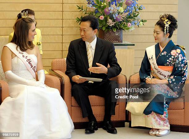 Japanese Prime Minister Yukio Hatoyama reads a letter from U.S. President Barack Obama, which was handed by U.S. Cherry Blossom Queen Margot...