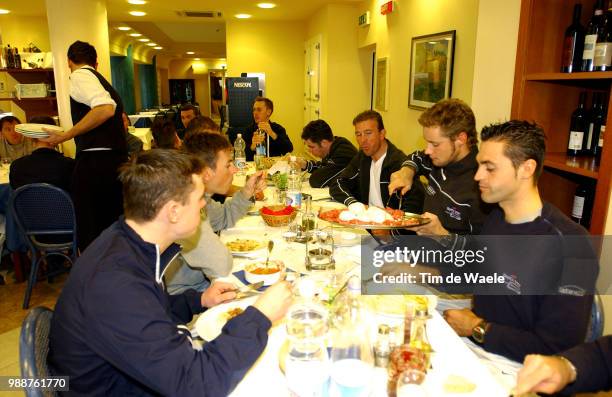 Team Quick-Step Davitamon 2004Nuyens Nick, Hulsmans Kevin, Boonen Tom, Museeuw Johan, Van Goolen Jurgen, Manger Eating Eten, Ploeg Equipe,
