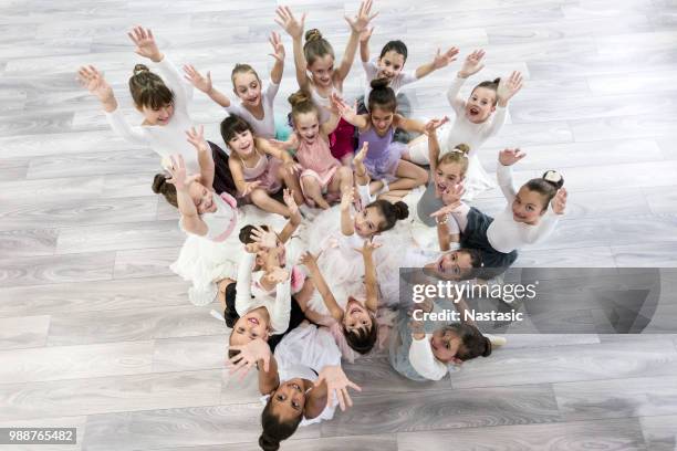 barn ballerinor koncernen med armar upp tittar upp - endast flickor bildbanksfoton och bilder