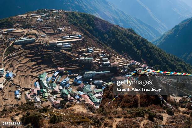 namche bazaar, on the way to everest base camp, has grown from a traditional mountain village to a bustling trading hub, khumbu region, nepal, himalayas, asia - solu khumbu 個照片及圖片檔