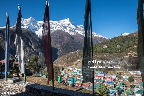 namche bazaar is the last town during the trek to everest base camp, seen here with kongde peak, khumbu (everest) region, nepal, himalayas, asia - solu khumbu 個照片及圖片檔