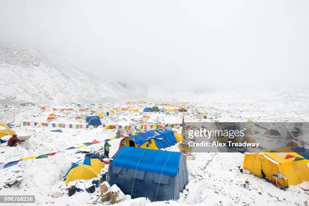 everest base camp at the end of the khumbu glacier lies at 5350m, khumbu region, nepal, himalayas, asia - khumbu glacier stock pictures, royalty-free photos & images