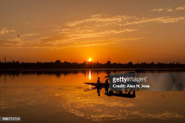 shikara at sunset in nagin lake, jammu & kashmir - shikara stock pictures, royalty-free photos & images