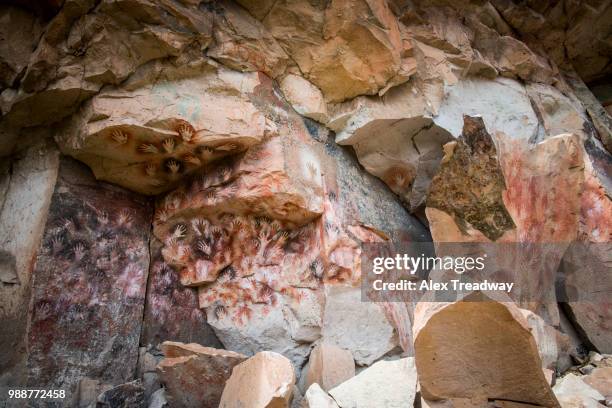 cueva de las manos (cave of hands), unesco world heritage site, a cave or series of caves located in the province of santa cruz, 163 km south of the town of perito moreno, patagonia, argentina, south america - cueva stockfoto's en -beelden