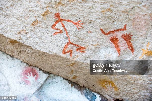 a stick figure cave painting at cueva de las mano (cave of hands), unesco world heritage site, patagonia, argentina, south america - cueva stockfoto's en -beelden