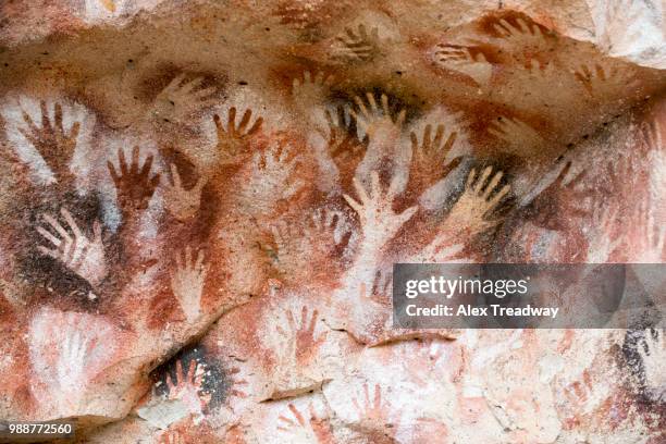 cueva de las manos (cave of hands), unesco world heritage site, a cave or series of caves located in the province of santa cruz, 163 km south of the town of perito moreno, patagonia, argentina, south america - la cueva de las manos stock-fotos und bilder