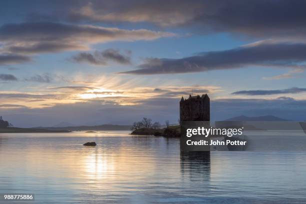 mid-winter sunset over loch linnhe and castle stalker in winter, argyll and bute, scotland, united kingdom, europe - loch linnhe scotland stock-fotos und bilder