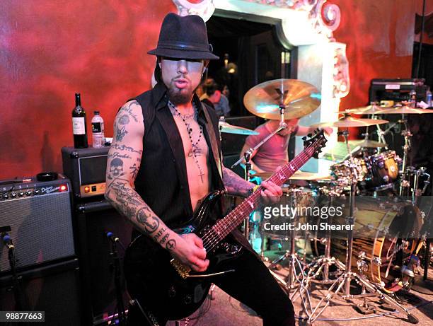 Musician Dave Navarro of Jane's Addiction performs a Cinco De Mayo concert at Bardot on May 5, 2010 in Hollywood, California.