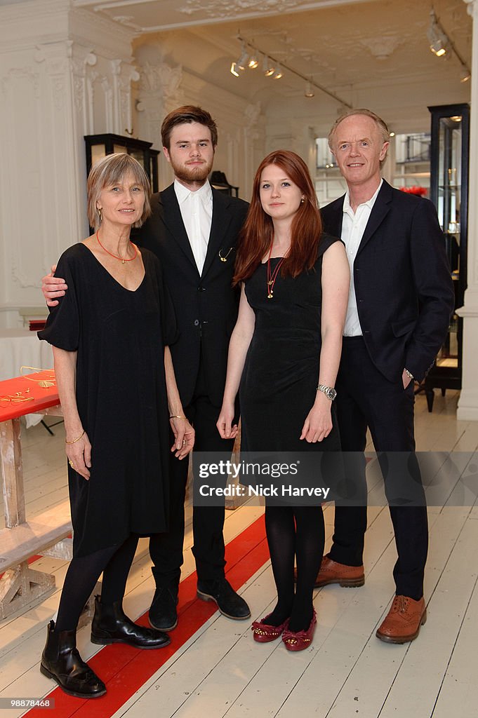 Sheila Teague, Lewis Wright, Bonnie Wright and Gary Wright attend ...