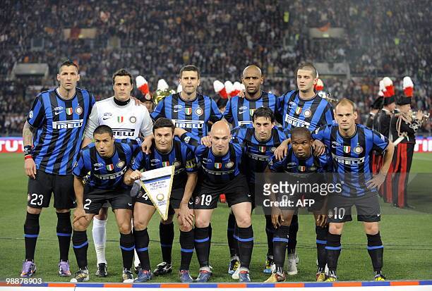 Inter Milan's pose prior their match against AS Roma during the Coppa Italia final on May 5, 2010 at Olimpico stadium in Rome. AFP PHOTO / ALBERTO...