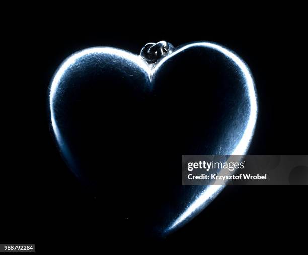 heart shape emerging from a black background. - inneres organ eines tieres stock-fotos und bilder