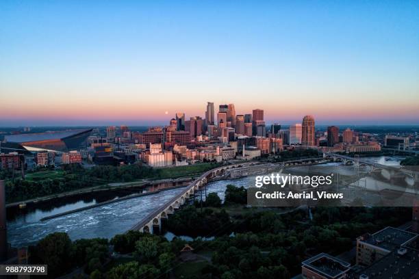 minneapolis en sunsrise - perspectiva desde un helicóptero fotografías e imágenes de stock