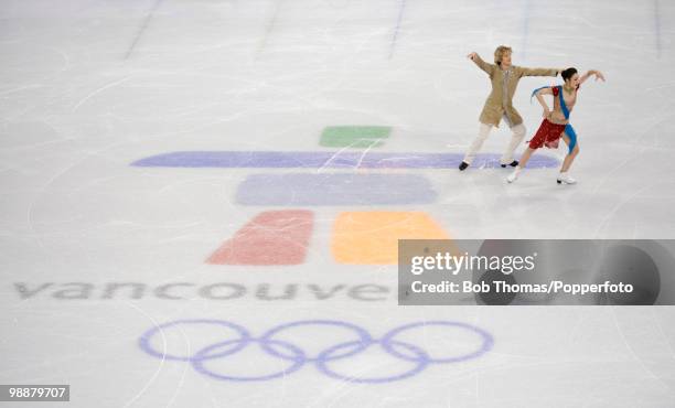 Meryl Davis and Charlie White of the USA compete in the figure skating ice dance - original dance on day 10 of the Vancouver 2010 Winter Olympics at...