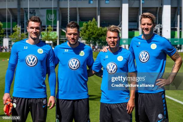 July 2018, Germany, Wolfsburg: Soccer, German Bundesliga, beginning of training for VfL Wolfsburg at the Volkswagen-Arena. Wolfsburg's keeper Pavao...