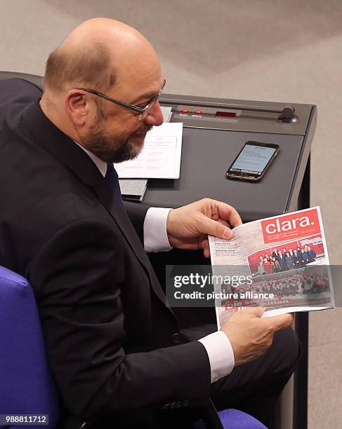 Chairman of the Social Democratic Party , Martin Schulz, reads the magazine "Clara" of the Left Party during a meeting at the German Bundestag in...