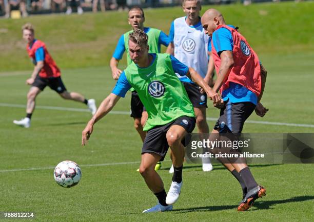 July 2018, Germany, Wolfsburg: Soccer, German Bundesliga, beginning of training for VfL Wolfsburg at the Volkswagen-Arena. Wolfsburg's Felix Klaus...