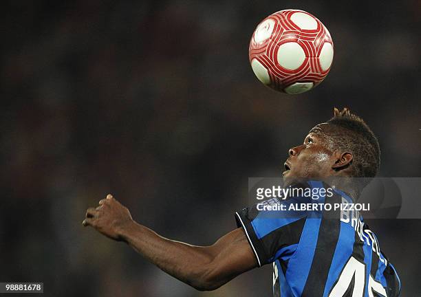 Inter Milan's forward Mario Balotelli heads the ball against AS Roma during the Coppa Italia final on May 5, 2010 at Olimpico stadium in Rome. AFP...