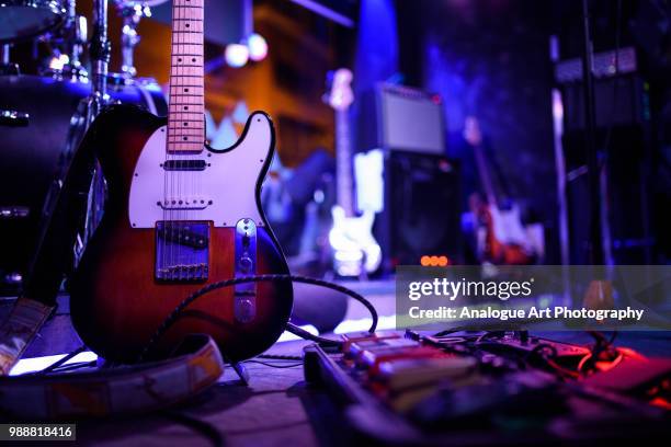 waiting for the music - electric guitar foto e immagini stock