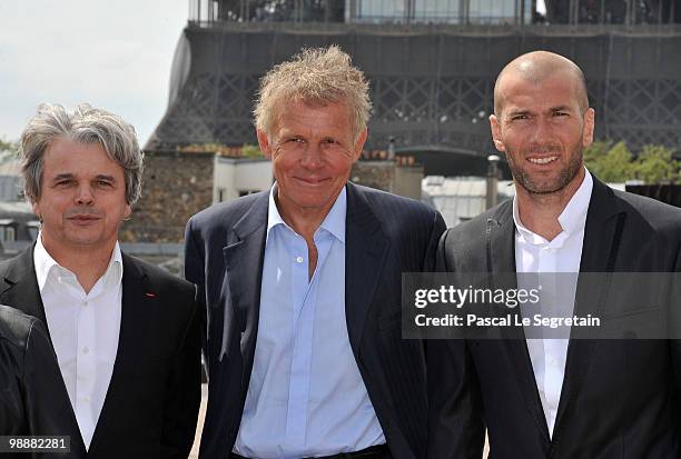 President of ELA Association Guy Alba, Patrick Poivre D'Arvor and Zinedine Zidane attend "Le Prix Ambassadeur ELA" at Musee du Quai Branly on May 6,...