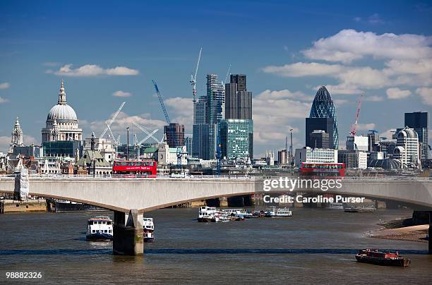 london bridge and city of london from southbank - st pauls cathedral london stockfoto's en -beelden