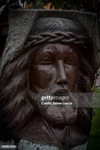 cristo tallado en madera. - madera stock pictures, royalty-free photos & images