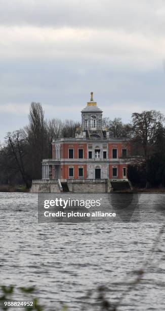 Band of clouds hangs over the Marble Palace on the banks of the Heiliger See Lake in Potsdam, Germany, 12 December 2017. Photo: Paul Zinken/dpa/ZB