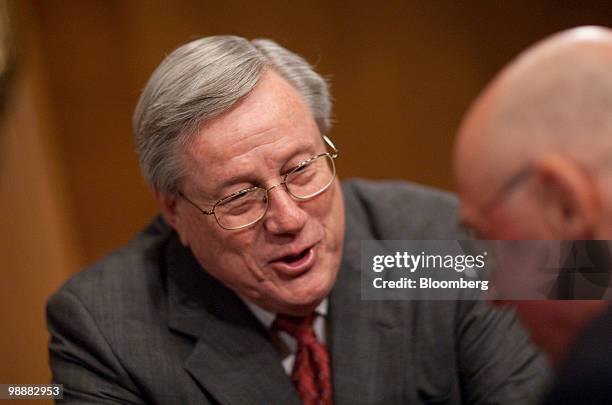 Bill Thomas, vice chairman of the Financial Crisis Inquiry Commission , left, speaks to Henry Paulson, former U.S. Treasury secretary, during a...