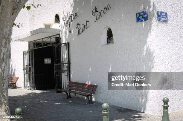 entrance of eglise saint pierre le grau-du-roi - mari donkers stock pictures, royalty-free photos & images