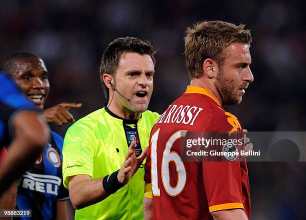 The referee Nicola Rizzoli and Daniele De Rossi of Roma in action during the match the Tim Cup between FC Internazionale Milano and AS Roma at Stadio...