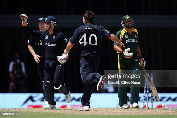 Michael Yardy and Craig Kieswetter of England celebrate the wicket of Shahid Afridi of Pakistan during the ICC T20 World Cup Super Eight match...