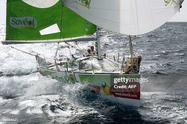 French skipper Romain Attanasio and his team mate British Samantha Davies sail on their "Saveol" monohull on May 6, 2010 during the AG2R LA MONDIALE...
