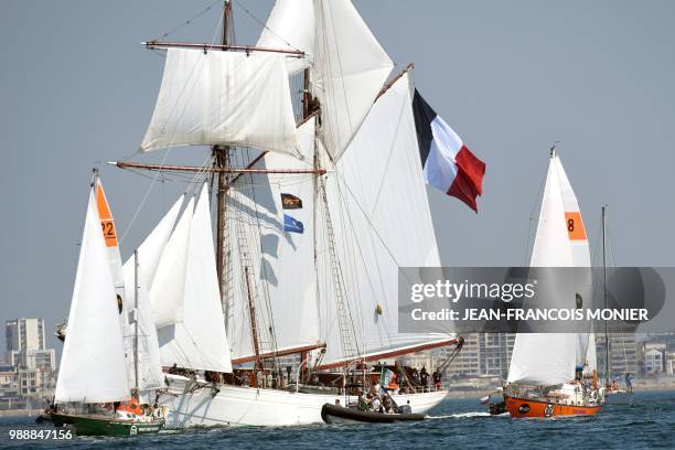 Ireland's Gregor McGuckin on his boat "Hanley Energy Endurance" and Australia's Mark John Sinclar on his boat "Coconut" set off as they compete from...