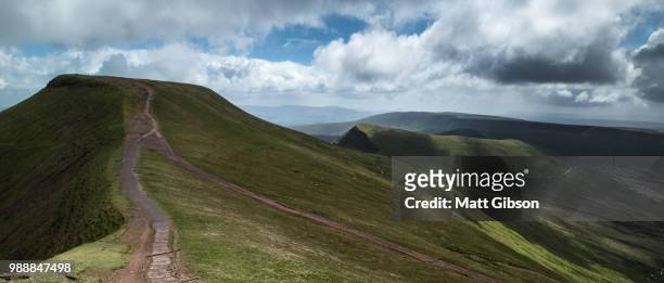 beautiful landscape of brecon beacons national park with moody s - brecon beacons 個照片及圖片檔