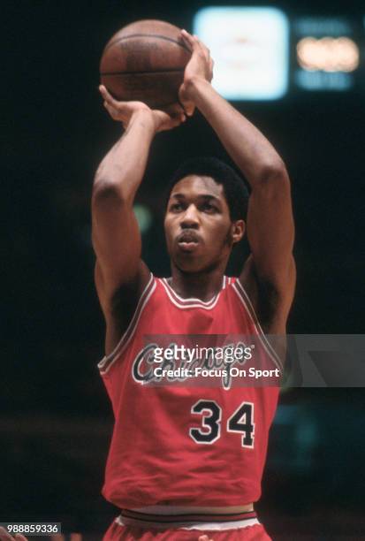 David Greenwood of the Chicago Bulls shoots a free throw against the New York Knicks during an NBA basketball game circa 1980 at Madison Square...