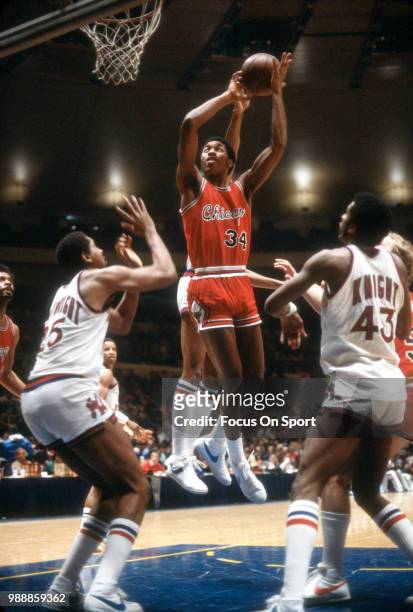 David Greenwood of the Chicago Bulls shoots over Bill Cartwright of the New York Knicks during an NBA basketball game circa 1980 at Madison Square...