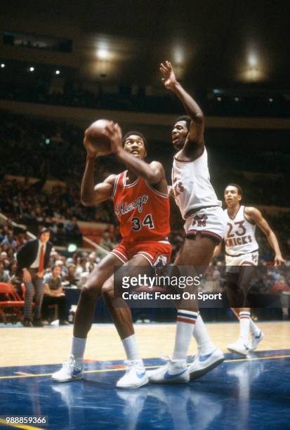 David Greenwood of the Chicago Bulls looks to shoot over Larry Demic of the New York Knicks during an NBA basketball game circa 1980 at Madison...