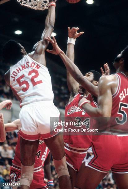 David Greenwood of the Chicago Bulls shoots over George Johnson of the New Jersey Nets during an NBA basketball game circa 1980 at the Rutgers...