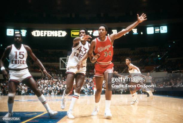 David Greenwood of the Chicago Bulls calls for the ball while guarded by Toby Knight of the New York Knicks during an NBA basketball game circa 1980...