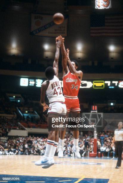 David Greenwood of the Chicago Bulls shoots over Larry Demic of the New York Knicks during an NBA basketball game circa 1980 at Madison Square Garden...