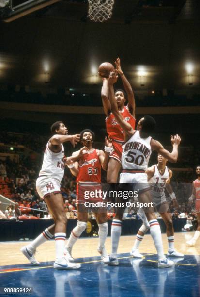 David Greenwood of the Chicago Bulls shoots over Joe Meriweather of the New York Knicks during an NBA basketball game circa 1980 at Madison Square...