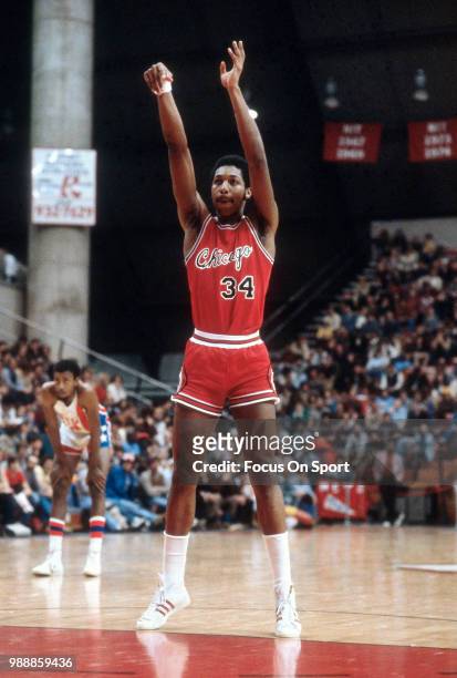 David Greenwood of the Chicago Bulls shoots a free throw against the New Jersey Nets during an NBA basketball game circa 1980 at the Rutgers Athletic...