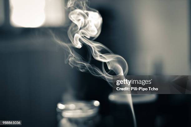 ce doux mouvement naissant de ma cigarette. - dry ice black stock pictures, royalty-free photos & images