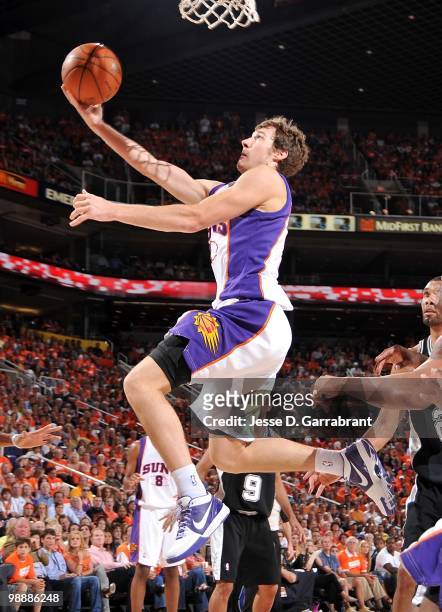 Goran Dragic of the Phoenix Suns goes to the basket against the San Antonio Spurs in Game One of the Western Conference Semifinals during the 2010...