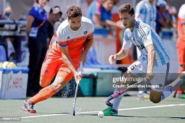 Valentin Verga of Holland, Santiago Tarazona of Argentina during the Champions Trophy match between Holland v Argentinia at the Hockeyclub Breda on...